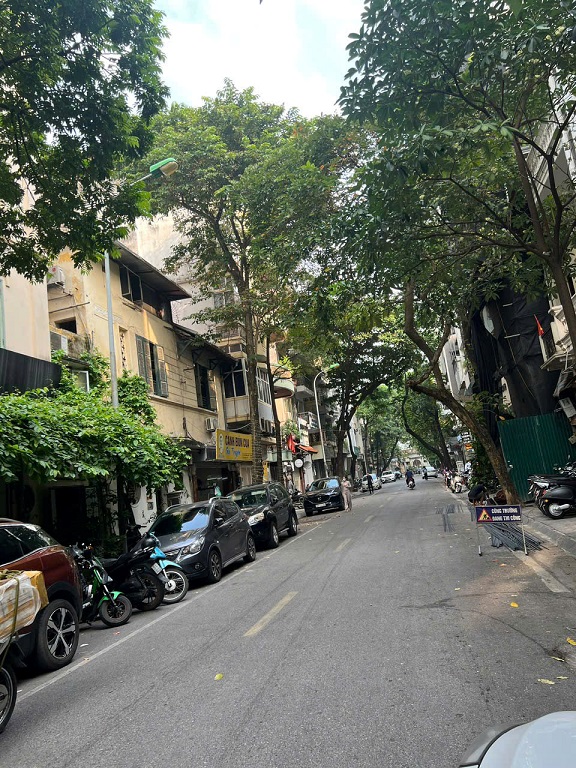 Chính chủ cho thuê mặt phố số 28 Lê Ngọc Hân, Hai Bà Trưng, Hà Nội