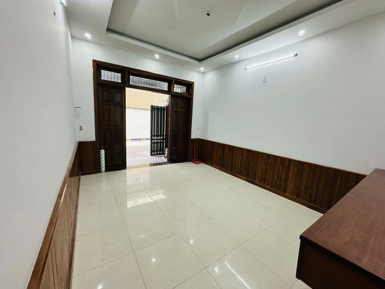 Chính chủ cần cho thuê Nhà mặt tiền 64m2, đường Lã Xuân Oai, P. Long Trường, TP. Thủ Đức
