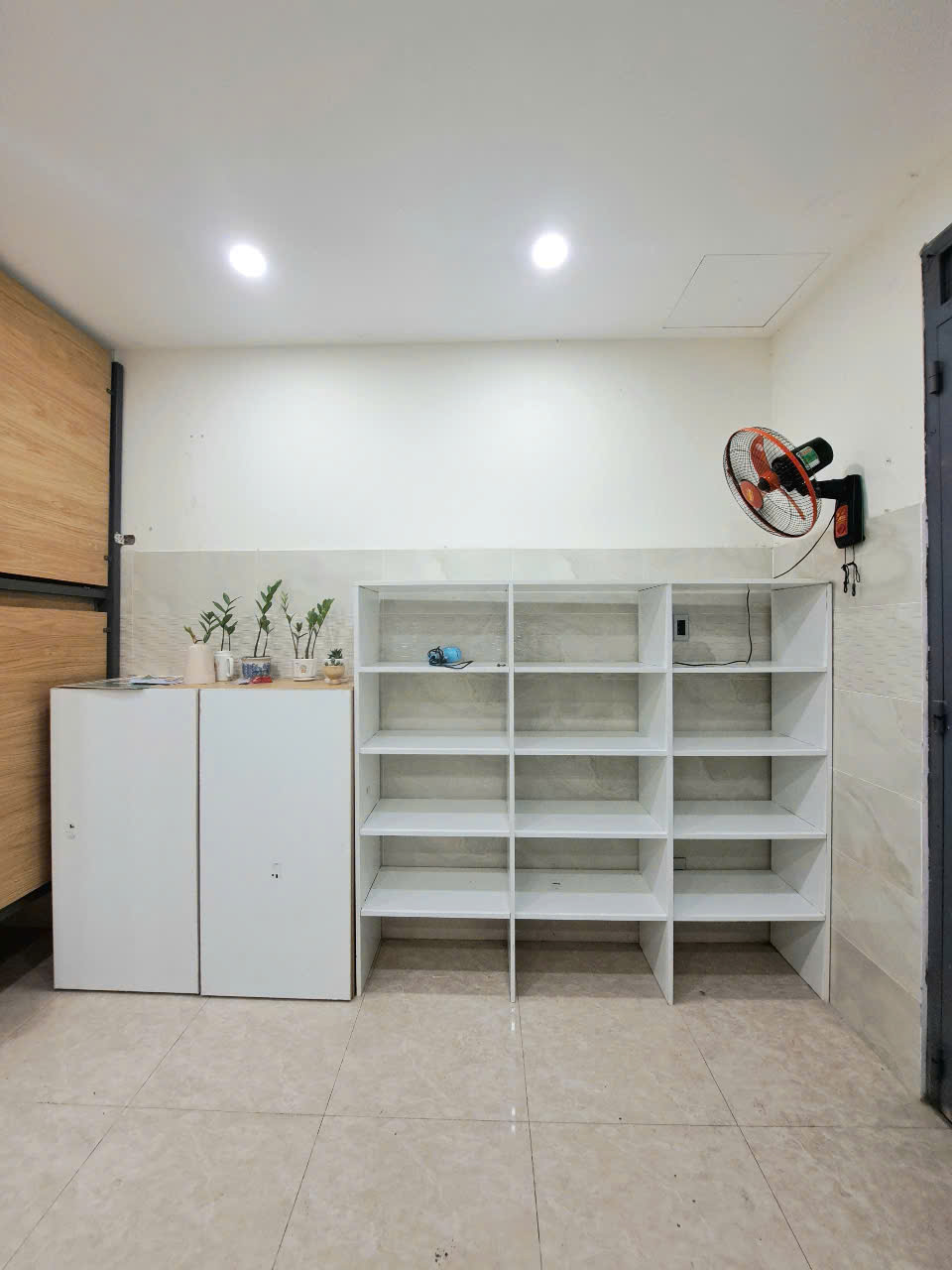 KÍ TÚC XÁ ĐỐI DIỆN CỔNG CHÍNH VĂN LANG, TP HCM (cho thuê)
