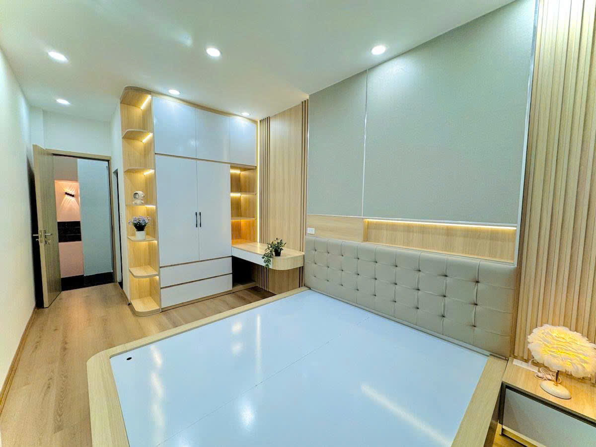 Bán nhà Hào Nam hơn 8 tỷ – 5 tầng thang máy, cách vài nhà ra mặt phố