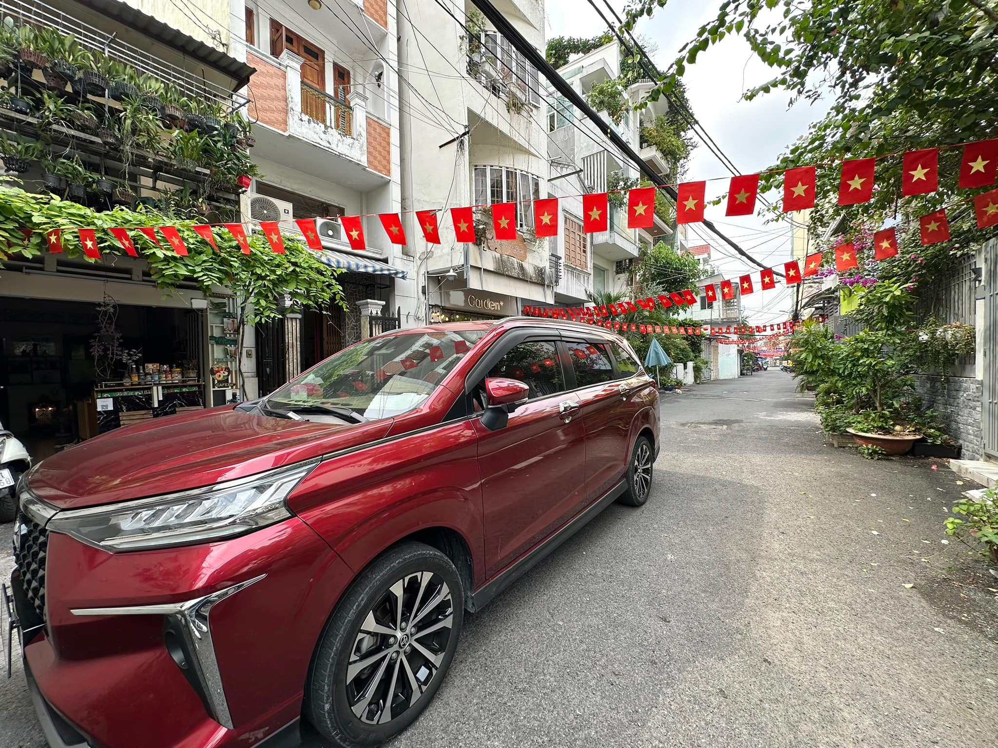 SIÊU PHẨM NHÀ LÔ GÓC HÒE THỊ – Ô TÔ ĐỖ NGÀY ĐÊM – 5 TẦNG Ở NGAY – GIÁ CHỈ 6.35 TỶ – DIỆN TÍCH 60M2 – MẶT TIỀN RỘNG 4.2M