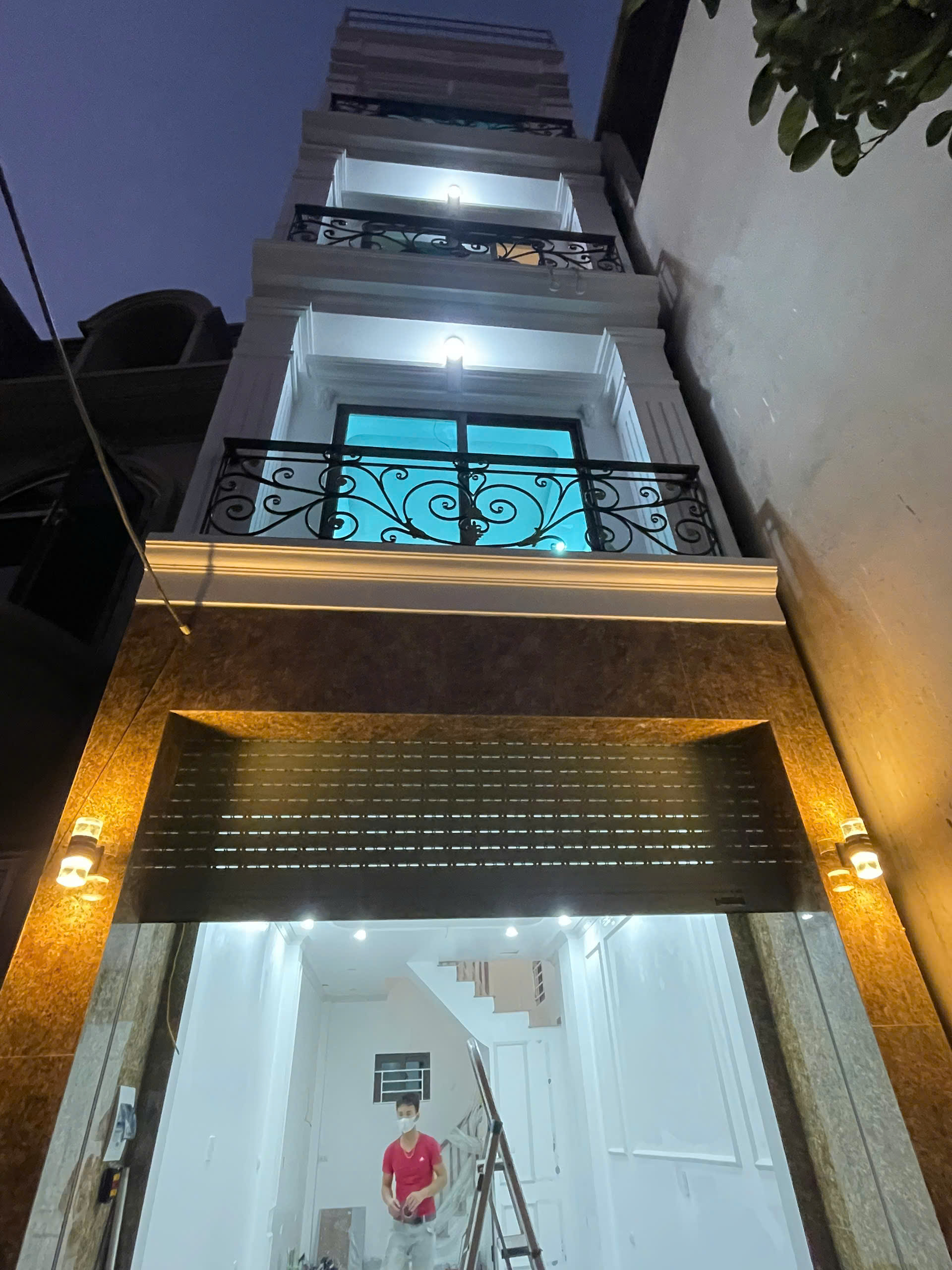 SIÊU PHẨM NHÀ LÔ GÓC HÒE THỊ – Ô TÔ ĐỖ NGÀY ĐÊM – 5 TẦNG Ở NGAY – GIÁ CHỈ 6.35 TỶ – DIỆN TÍCH 60M2 – MẶT TIỀN RỘNG 4.2M