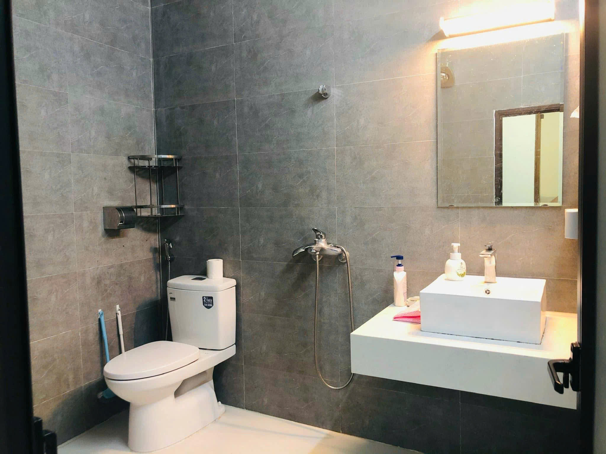 Chính chủ cho thuê nhà 3 tầng nguyên căn ở Phùng Chí Kiên, Cầu Giấy. Ngõ cạnh chung cư Tràng An Complex