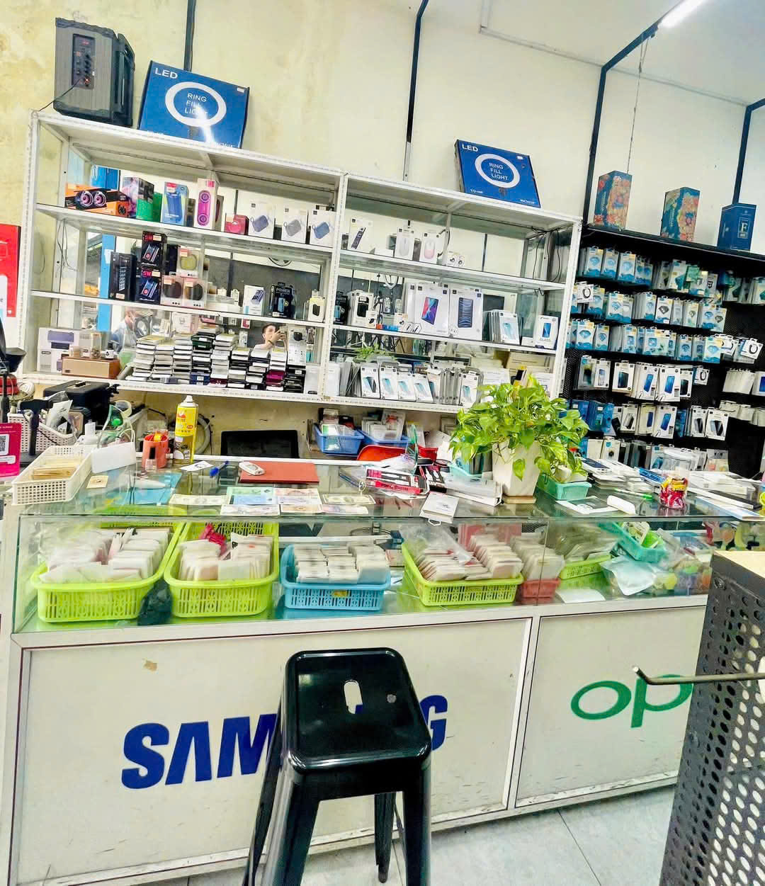 EM CẦN SANG NHƯỢNG MẶT BẰNG VÀ CỬA HÀNG PHỤ KIỆN ĐIỆN THOẠI