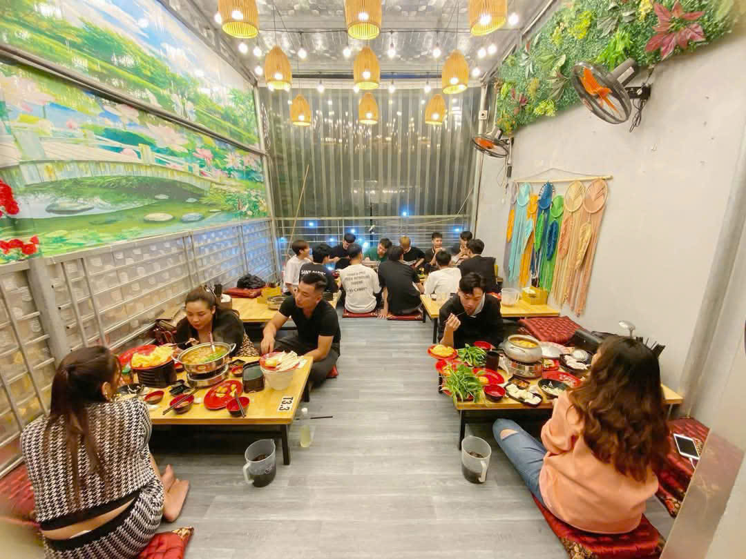 SANG NHƯỢNG CỬA HÀNG TẠI PHỐ ẨM THỰC NGUYỄN VĂN TUYẾT