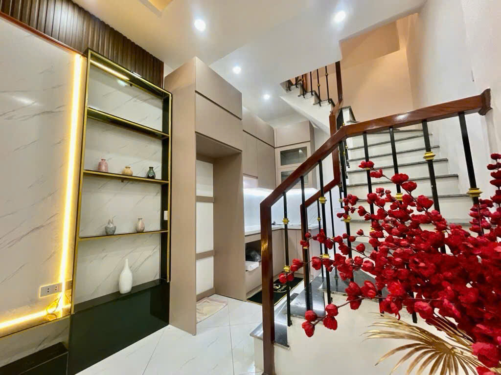 PHỐ VÕ THỊ SÁU-HAI BÀ TRƯNG DT 30 MET, 3 TẦNG, NGÕ RỘNG 3 M, NGÕ THÔNG,50 RA Ô TÔ, GẦN HỒ,CÔNG VIÊN ĐIỀU HÒA, KINH DOANH ĐỈNH CAO.SỔ ĐỎ CC,THIỆN CHÍ BÁN