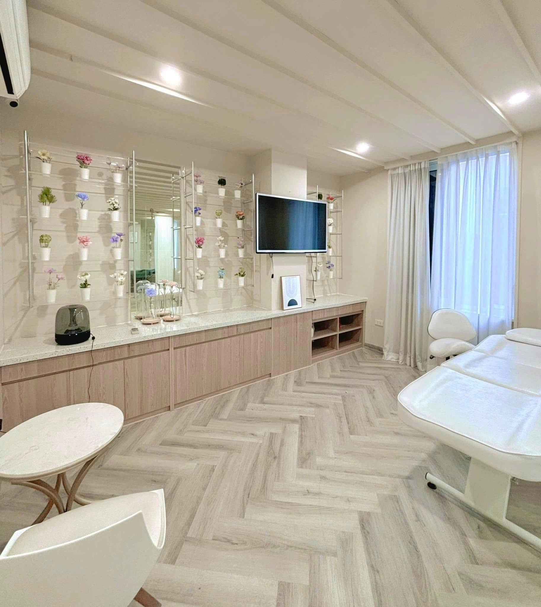 SANG NHƯỢNG CỬA HÀNG BROWBAR – FULL NỘI THẤT, CHỈ VIỆC VÀO LÀM