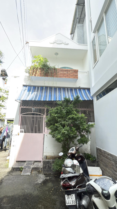 Bán nhà 2 mặt hẻm, xe hơi vào tận cửa, đường Lê Quang Định, Phường 11, Bình Thạnh