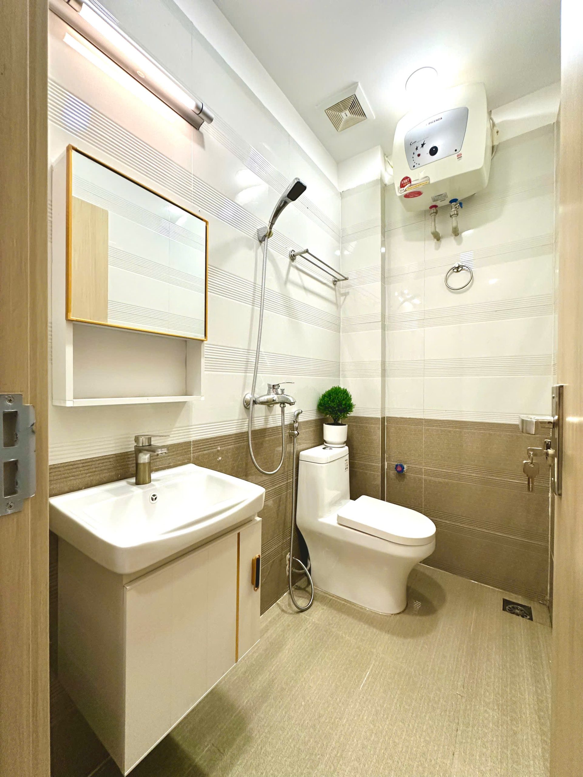 Bán nhà trung tâm Cầu Giấy 30m2 x 5 tầng giá nhỉnh 7 tỷ