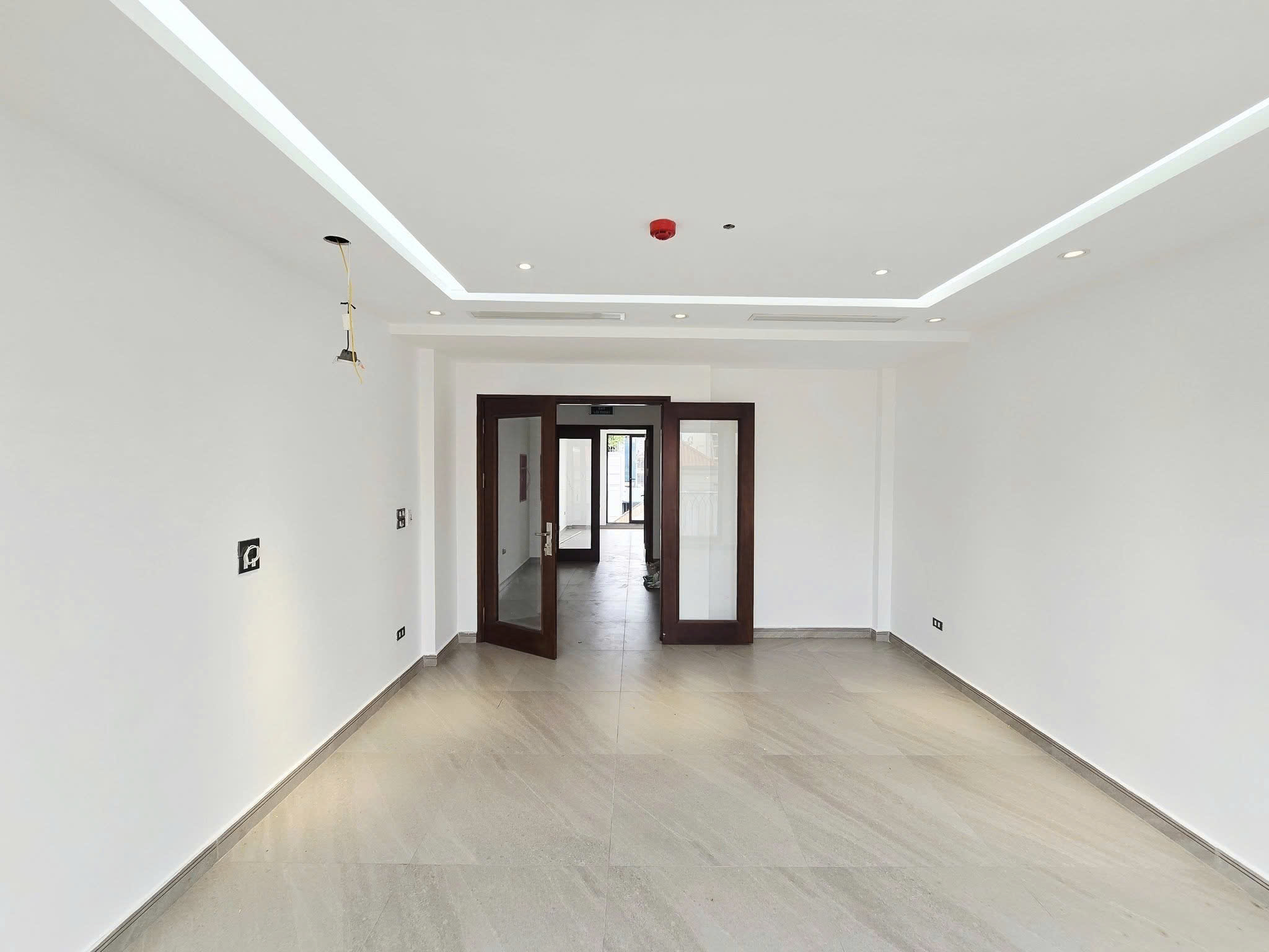 BÁN NHÀ HOÀNG QUỐC VIỆT, CẦU GIẤY – 65M² x 7T THANG MÁY – Ô TÔ TRÁNH – KINH DOANH