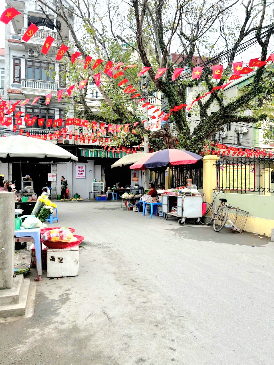 B Nhà Kim Chung Hoài Đức, 37m2, 2 mặt thoáng, sát sân chơi, nhà văn hóa, chợ thực phẩm- 3 tỷ hơn