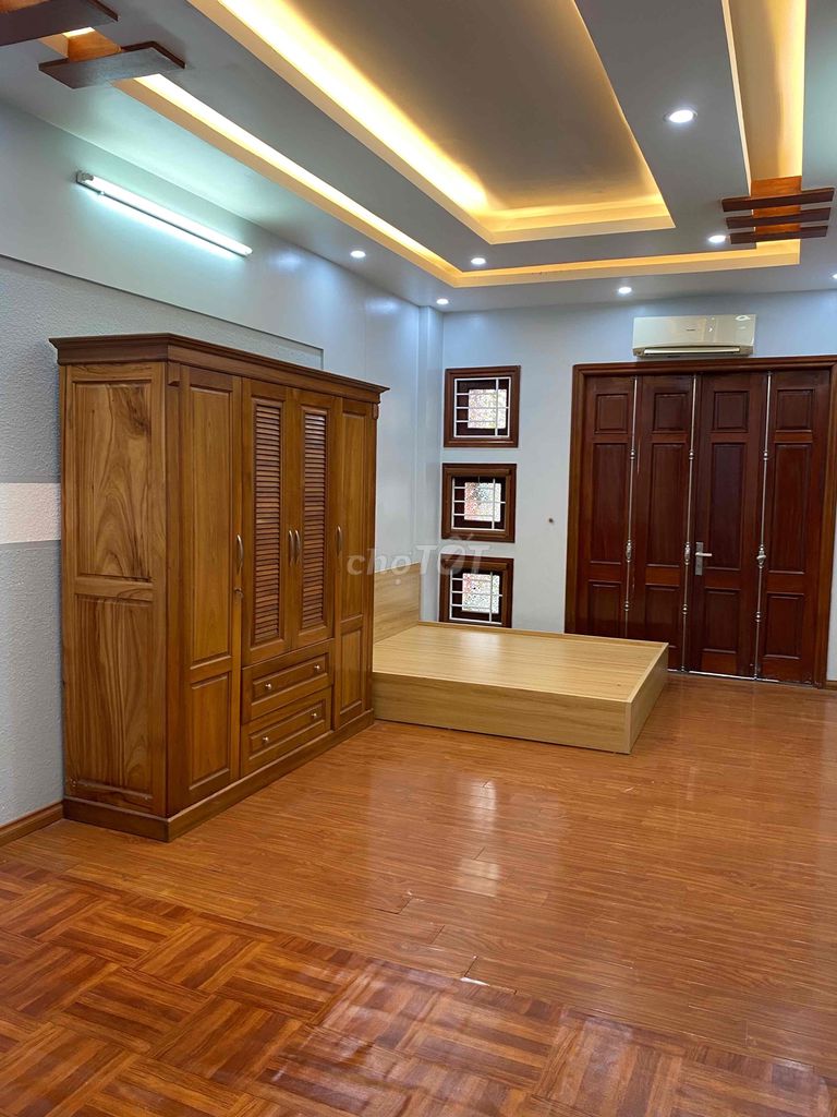 Phòng khép kín cho nữ ở, diện tích 35m², đầy đủ nội thất.