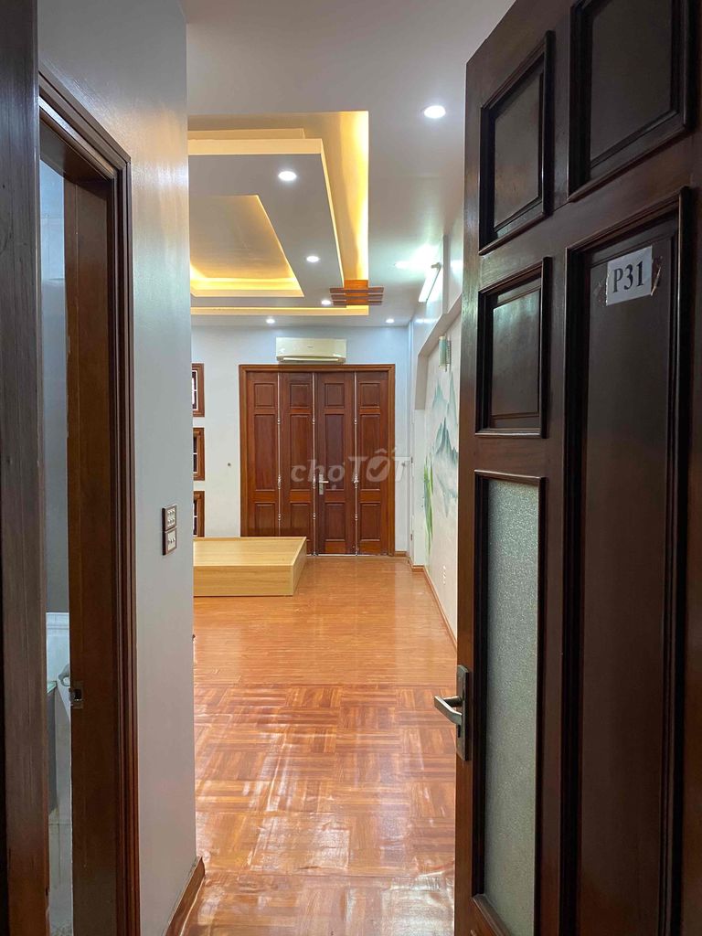 Phòng khép kín cho nữ ở, diện tích 35m², đầy đủ nội thất.