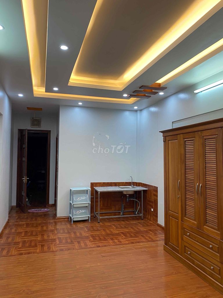 Phòng khép kín cho nữ ở, diện tích 35m², đầy đủ nội thất.