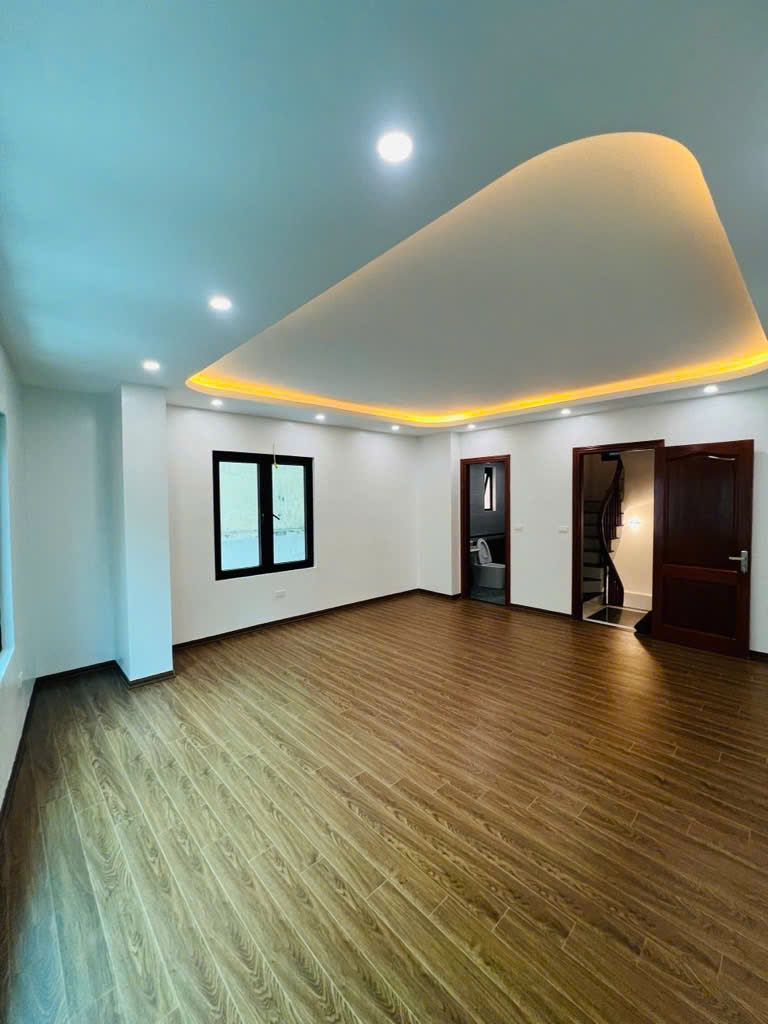 NHANH CÒN KỊP- CHÍNH CHỦ BÁN NHÀ ngõ 521 Trương Định. 45M × 5 Tầng. Gara Ô tô ngủ trong nhà. SĐCC nở hậu chỉ hơn 11 tỷ