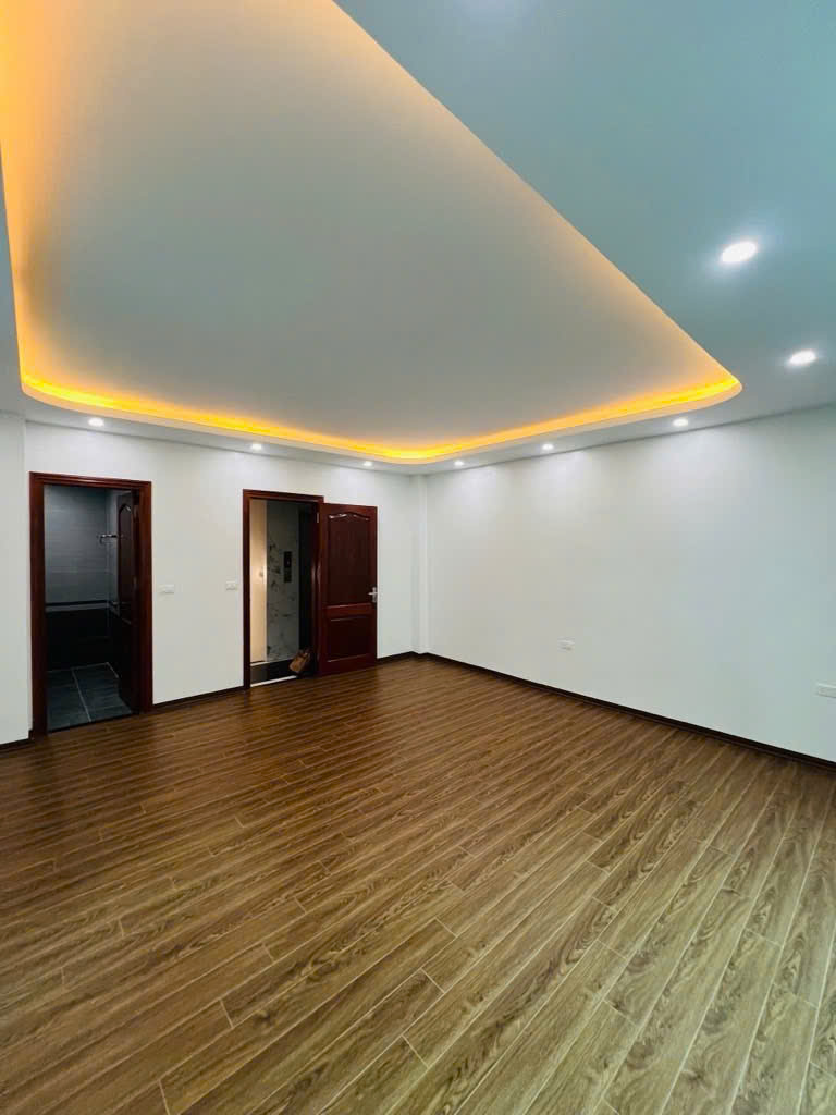 NHANH CÒN KỊP- CHÍNH CHỦ BÁN NHÀ ngõ 521 Trương Định. 45M × 5 Tầng. Gara Ô tô ngủ trong nhà. SĐCC nở hậu chỉ hơn 11 tỷ