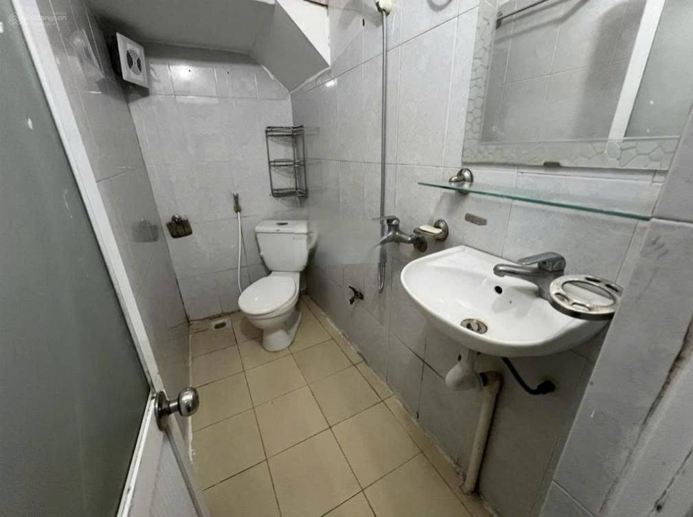 Cho thuê nhà ngõ 127 Nguyễn Trãi, 43m2 x 3.5 tầng, 2 ngủ, 8 Triệu ở gia đình, nhóm