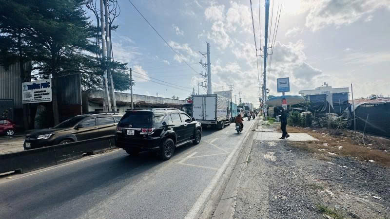 Bán Đất – mặt tiền Nguyễn Văn Bứa, gần Phan Văn Hớn, 70x120m, có thổ, 7650m2, 135 tỷ.