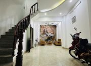 Nhà Tây Hồ hót quá nhỉnh 8 tỷ có ngay nhà 5 tầng, 2 phút ngồi bờ Hồ Tây hóng gió, ngắm mặt hồ!