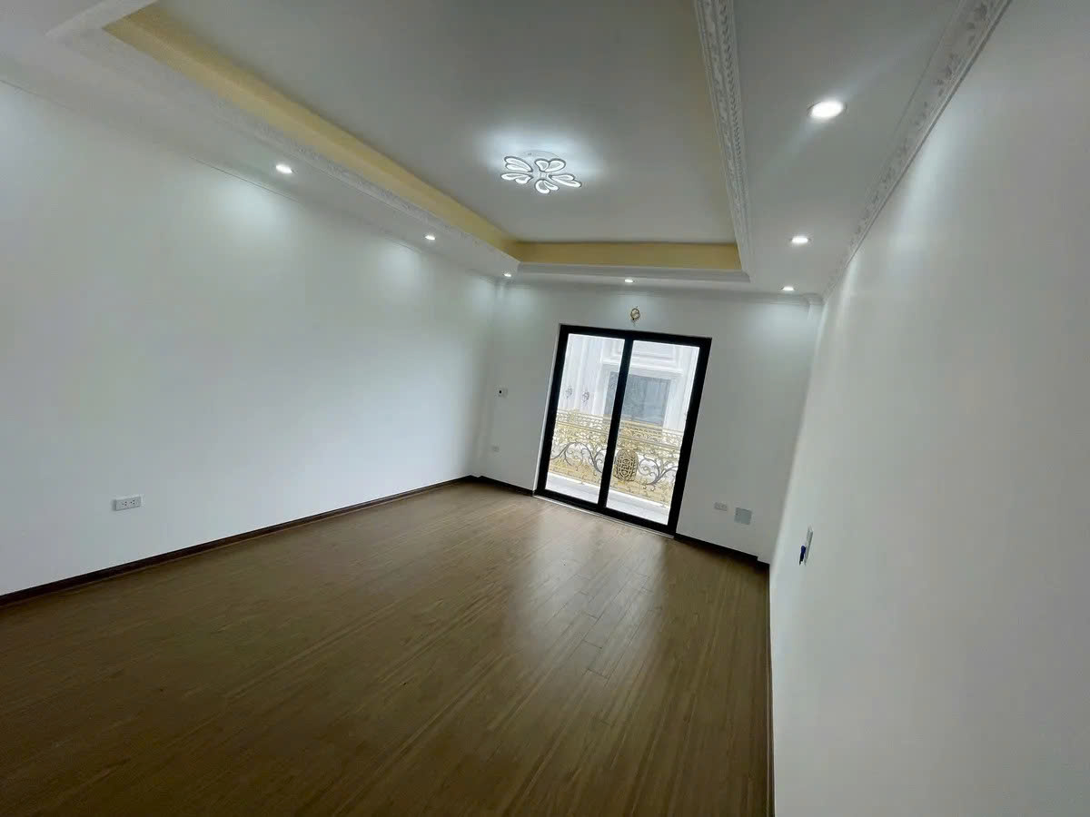 NHÀ MỚI Ở LUÔN Ô TÔ VÀO NHÀ Phố Bát Khối 45m2 X 6 tầng, mặt tiền 3.9m, 9.3 tỷ Long Biên.