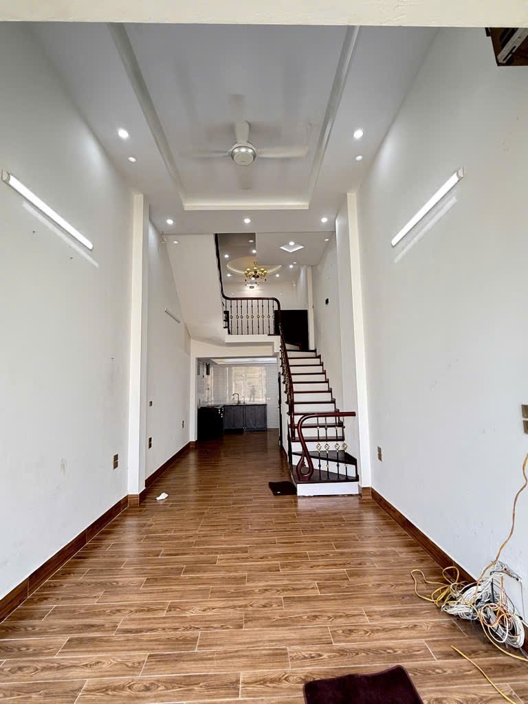 NGHĨA LỘ NHÀ 4 TẦNG DT 42M2- NGÕ THỒNG TỨ TUNG Ô TÔ TRÁNH . NHỈNH 8 TỶ