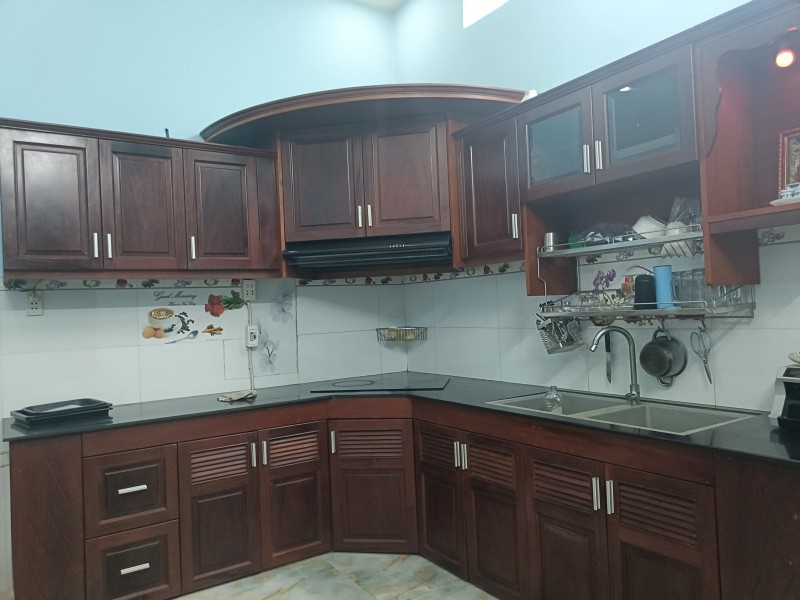 NHÀ 2 TẦNG BTCT – XÂY TƯỜNG 20CM – CÁCH ĐẠI HỌC TÀI CHÍNH MARKETING 50M – CÓ PN TRỆT – SÂN ĐỂ Ô TÔ = 5.8 tỷ