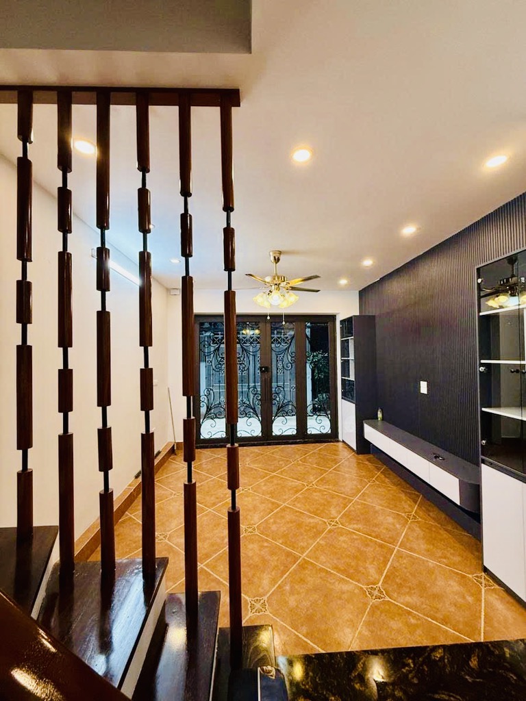 NHÀ MỚI KÍNH KOONG – Ô TÔ ĐỖ CỬA – HIỆN ĐẠI SANG TRỌNG – NỘI THẤT CỰC CHẤT_ 5 TẦNG -32/35M2 –10,8 TỶ