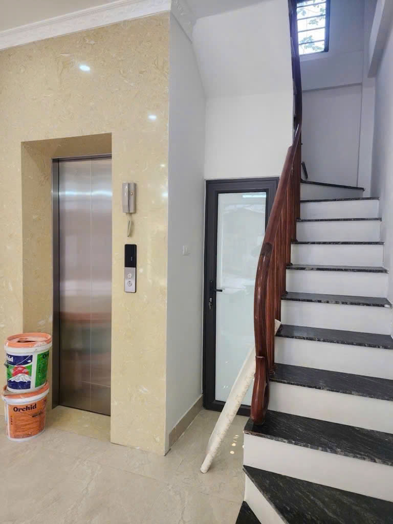 NHÀ MỚI THANG MÁY, OTO ĐỖ CỬA – Trung tâm Xuân phương, gần chợ, trường