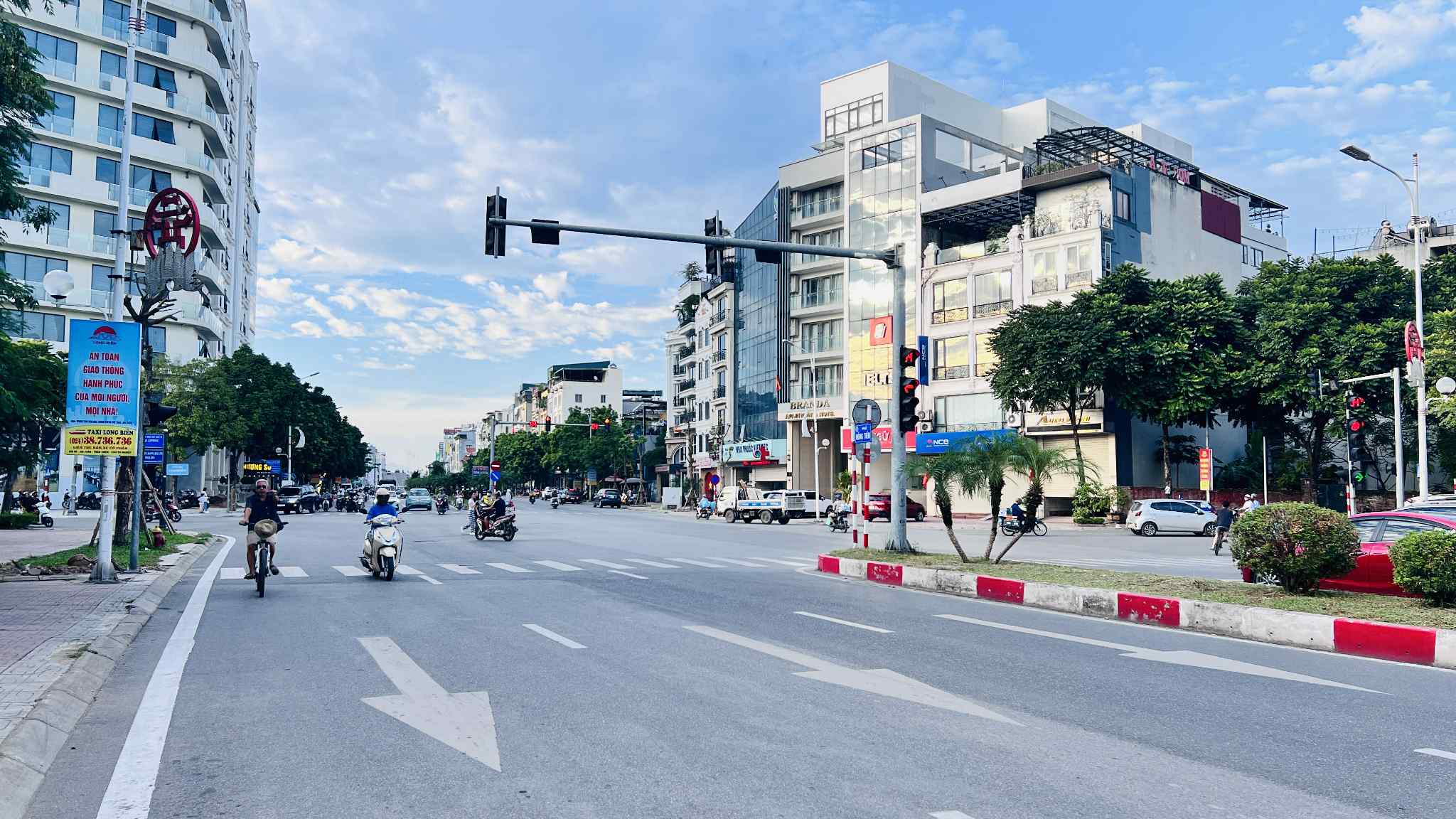 bán nhà mặt phố Hồng Tiến, 94m x 6tầng, mặt tiền 7m, 2 mặt thoáng, thang máy, vỉa hè, kinh doanh ngày đêm