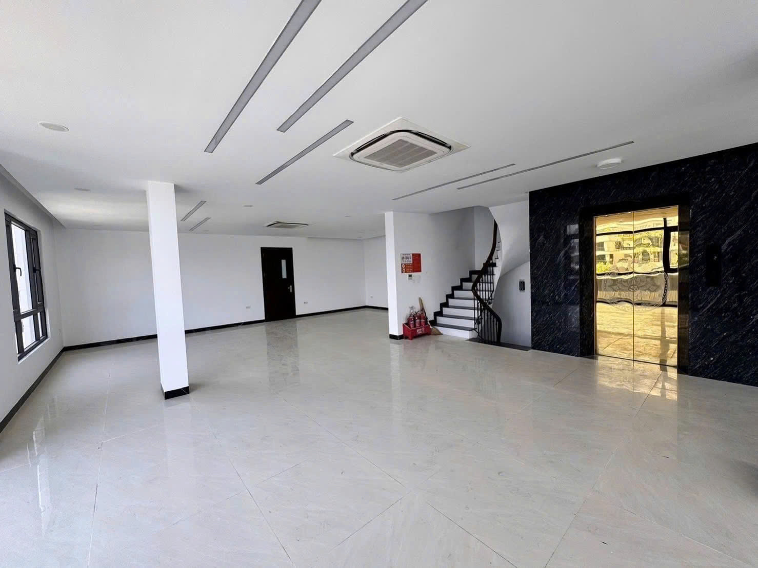 BÁN TOÀ NHÀ TỔNG CỤC 5, YÊN XÁ – LÔ GÓC 212M² x 7T THANG MÁY – DÒNG TIỀN 200TR/TH – 83 TỶ