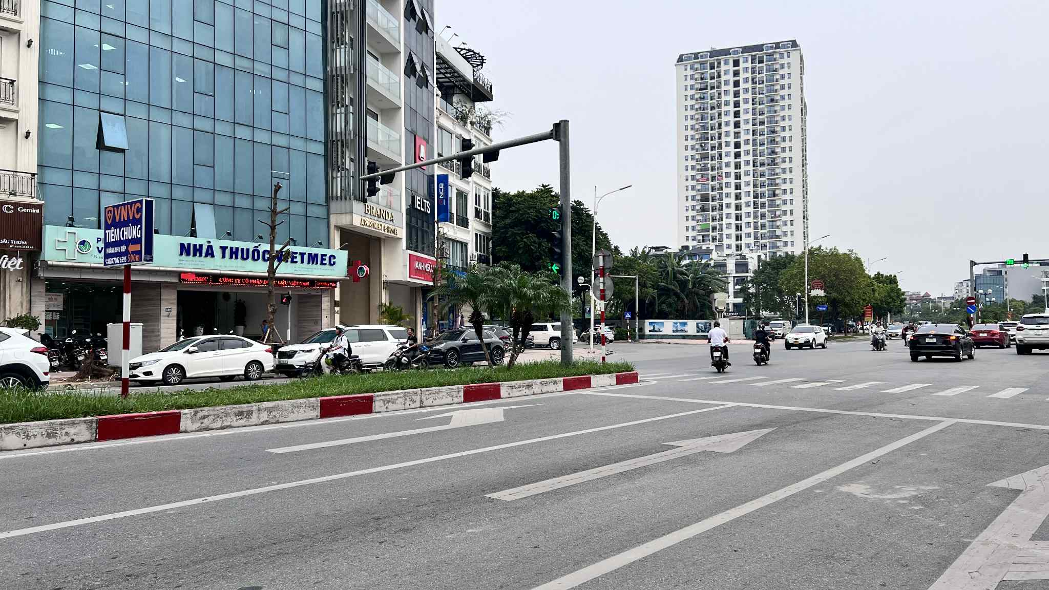 bán nhà mặt phố Hồng Tiến, 94m x 6tầng, mặt tiền 7m, 2 mặt thoáng, thang máy, vỉa hè, kinh doanh ngày đêm