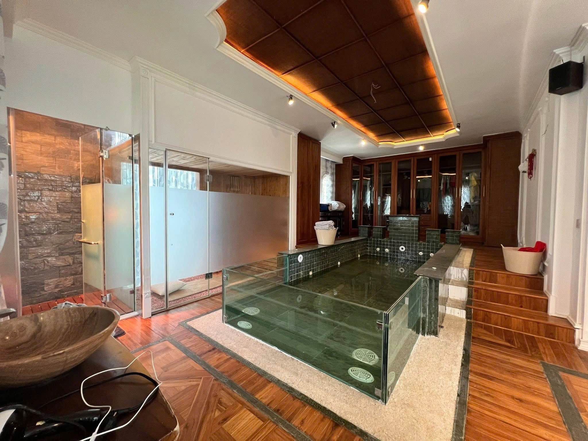BÁN BIỆT THỰ KĐT THÀNH PHỐ GIAO LƯU – 234M² x 4T THANG MÁY – FULL NỘI THẤT – GẦN HỒ