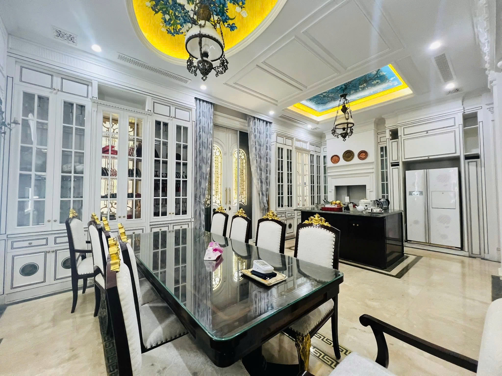 BÁN BIỆT THỰ KĐT THÀNH PHỐ GIAO LƯU – 234M² x 4T THANG MÁY – FULL NỘI THẤT – GẦN HỒ