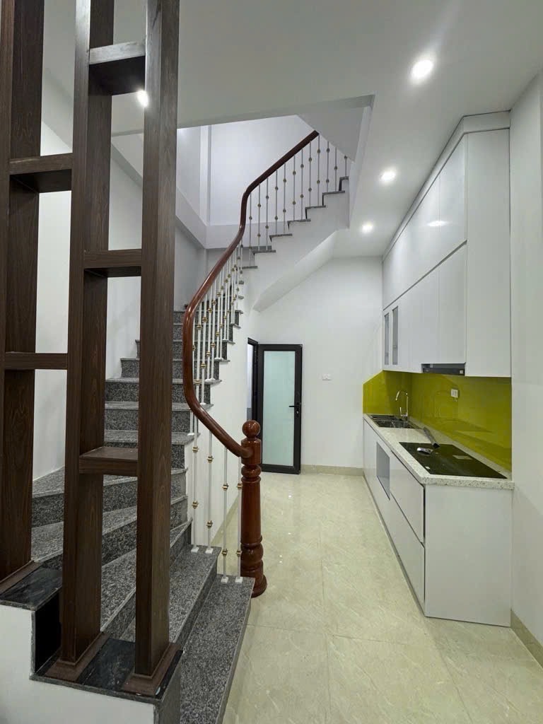 Bán nhà Hoàng Hoa Thám, Tây Hồ, gần phố, 31m2, 5 tầng, chỉ 8.2 tỷ