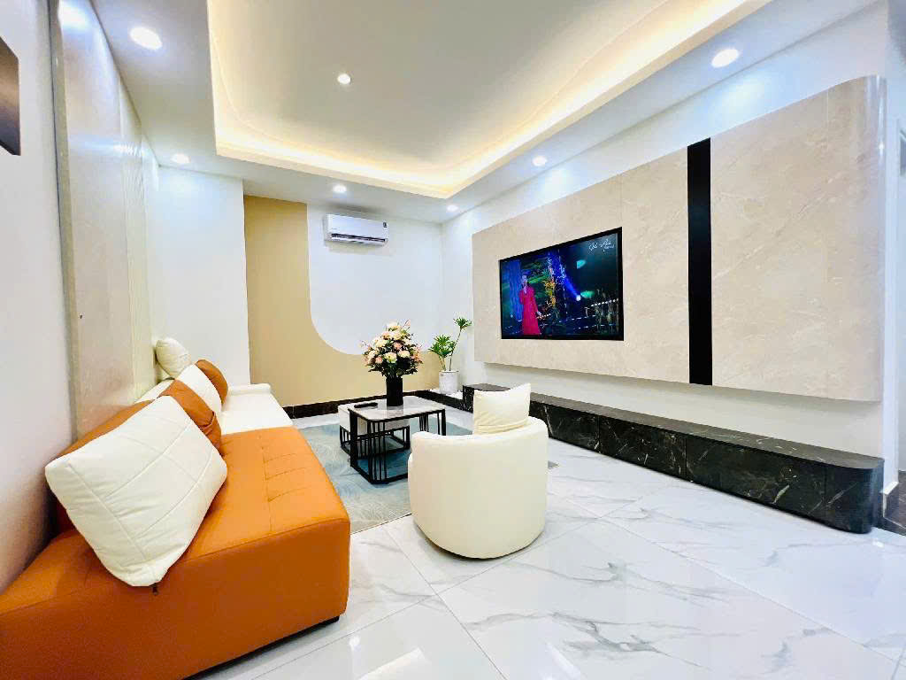 CHUNG CƯ CẦU GIẤY- NHÀ THIẾT KẾ HIỆN ĐẠI – Ô TÔ CHẠY VÒNG QUANH – 3PN – 2WC – 2 BAN CÔNG – TIỆN ÍCH XUNG QUANH KHÔNG THIẾU THỨ GÌ – KHÁCH CHỈ VIỆC SÁCH VA LY VỀ Ở LUÔN.