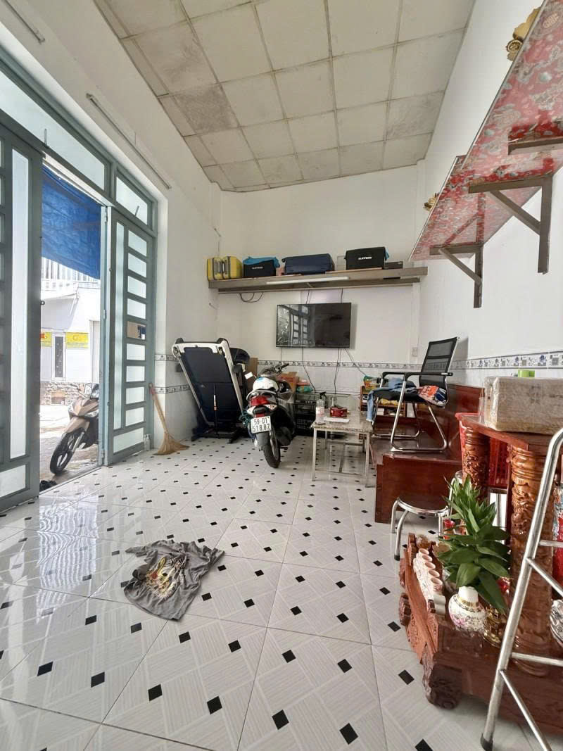 Bán nhà Cấp 4, Mặt tiền hẻm 8m Bàu Cát, ngay Đồng Đen, 4,7x23m, tiện xây, 14,9 tỷ.