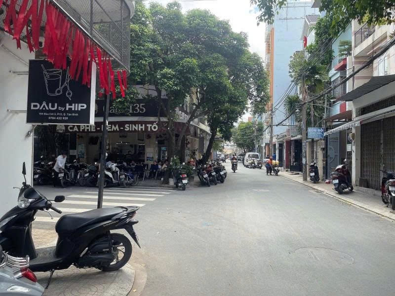 Bán nhà Cấp 4, Mặt tiền hẻm 8m Bàu Cát, ngay Đồng Đen, 4,7x23m, tiện xây, 14,9 tỷ.