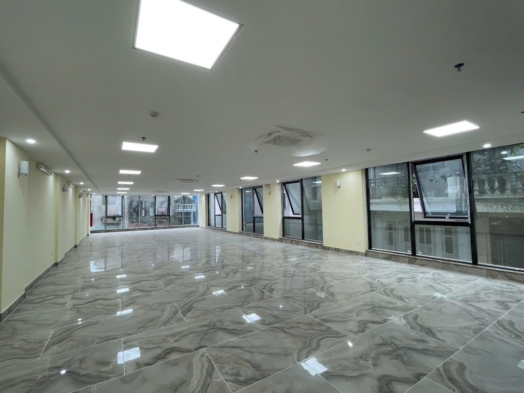 (Tin thật 100%) Bán tòa Bulding 100m2 x 8T mặt phố Nguyễn Lân – Mặt tiền 19m – Dòng tiền 1,8 tỷ/năm
