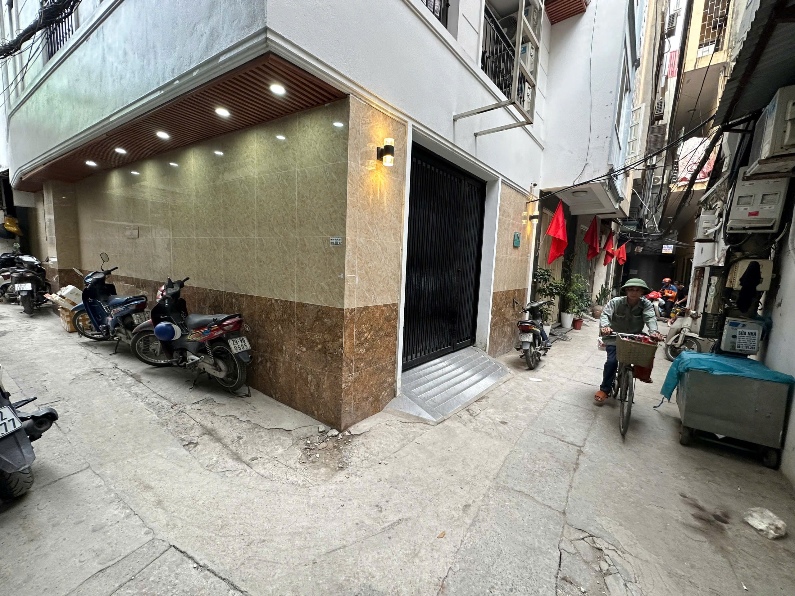 (Tin thật 100%) Bán CHDV lô góc 99m2 x 24CH tại ngõ 279 Đội Cấn – Cách phố 20m – Dòng tiền 2 tỷ/năm