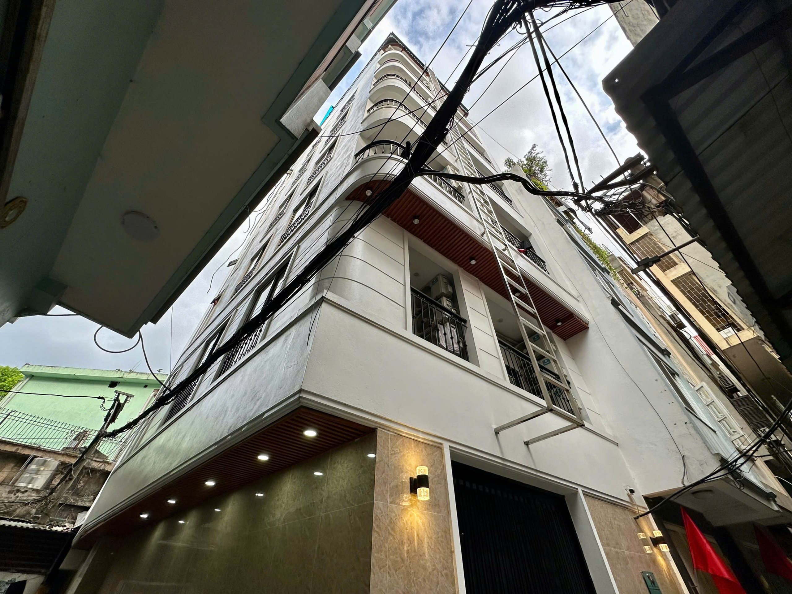 (Tin thật 100%) Bán CHDV lô góc 99m2 x 24CH tại ngõ 279 Đội Cấn – Cách phố 20m – Dòng tiền 2 tỷ/năm