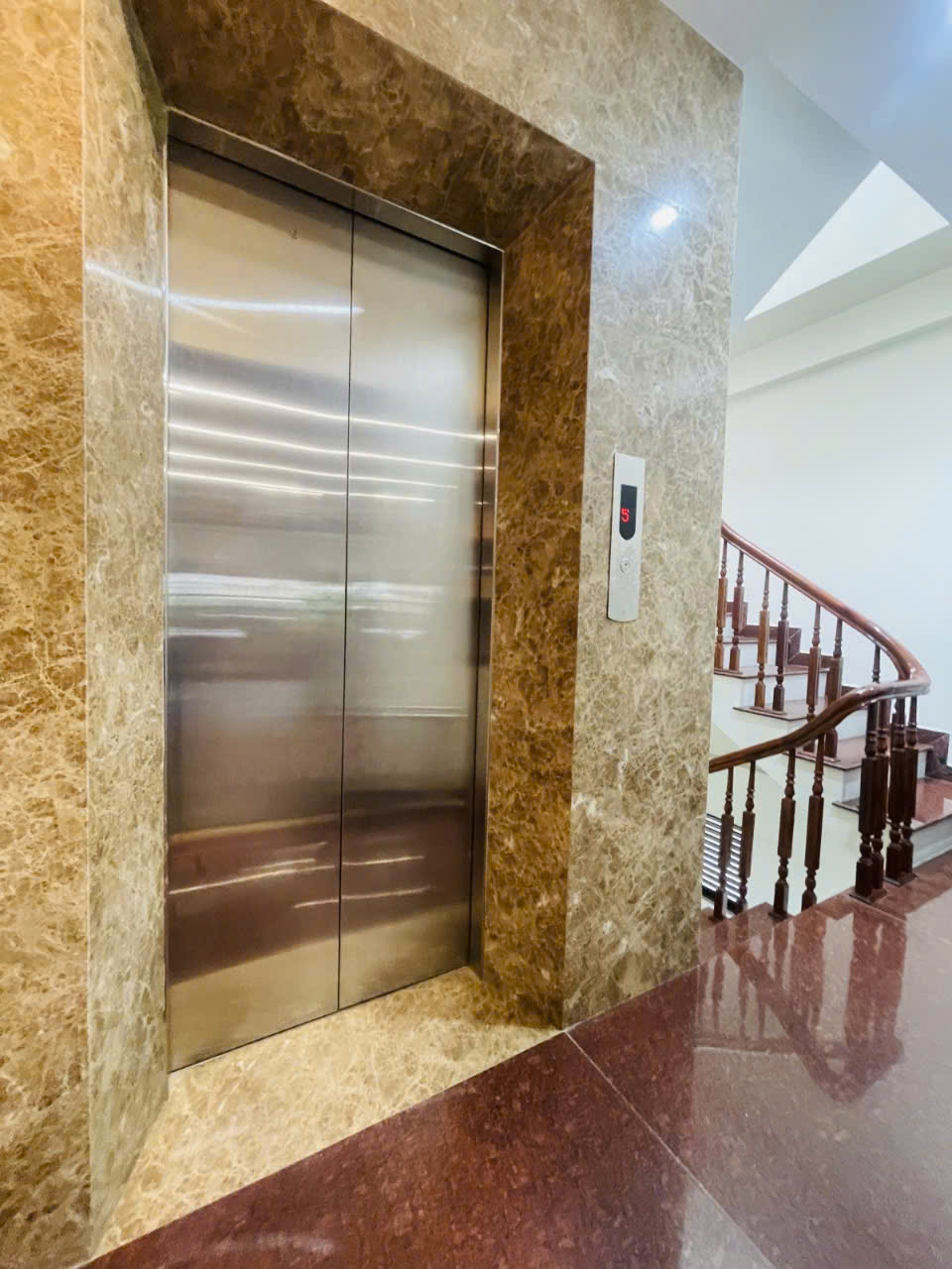 BÁN TÒA NHÀ LÔ GÓC PHÙNG HƯNG- HOÀN KIẾM, 110 M2, MT 10M, GIÁ 138 TỶ.