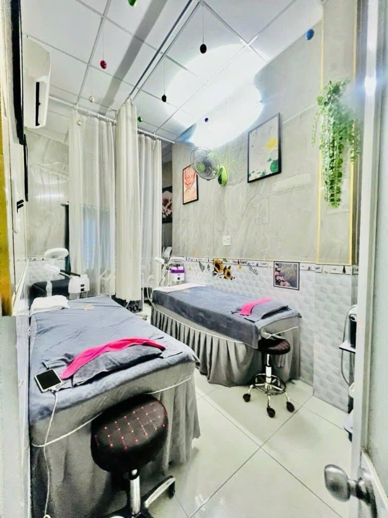 Nhà đẹp 4 tầng hẻm xe hơi giá chỉ 5,6 tỷ ngay Phạm Văn Đồng.
