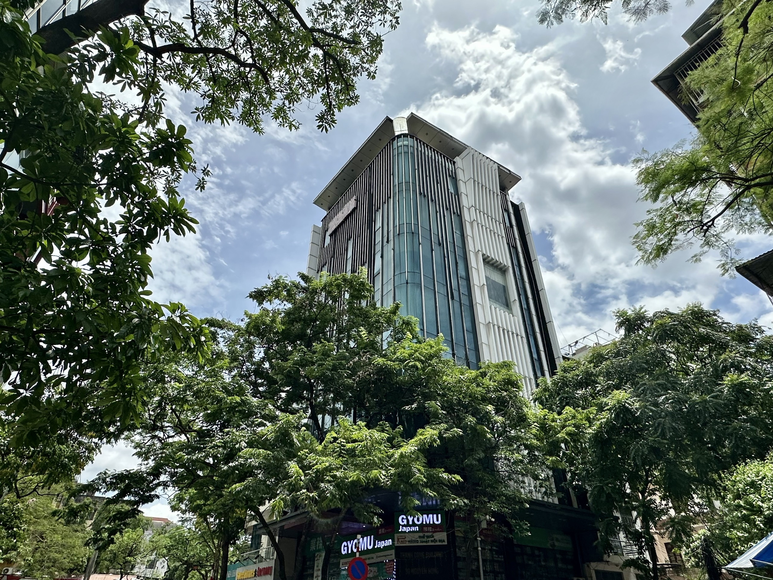 (Tin thật 100%) Bán tòa Building lô góc cao cấp 99m2 x 10T mặt phố Nguyên Hồng – Dòng tiền 3 tỷ/năm