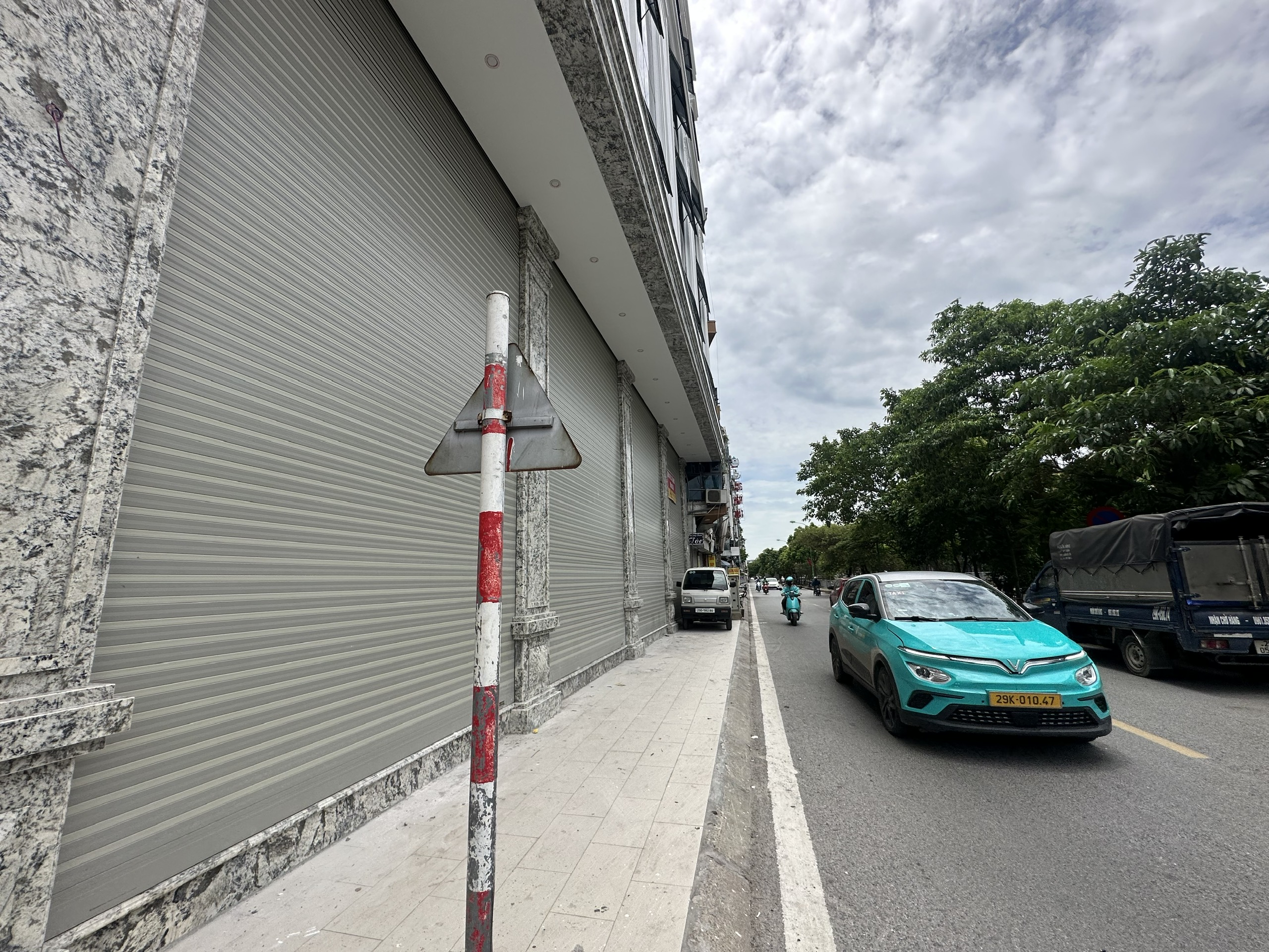 (Tin thật 100%) Bán tòa Bulding 100m2 x 8T mặt phố Nguyễn Lân – Mặt tiền 19m – Dòng tiền 1,8 tỷ/năm