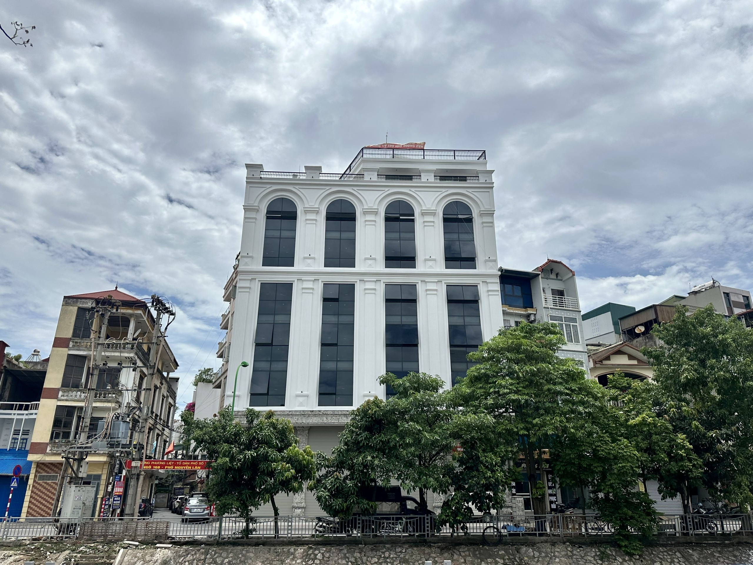 (Tin thật 100%) Bán tòa Bulding 100m2 x 8T mặt phố Nguyễn Lân – Mặt tiền 19m – Dòng tiền 1,8 tỷ/năm