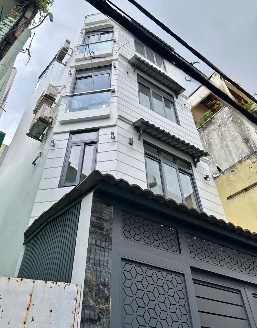 Rẻ hơn 1.5 tỷ! bán nhà 4 tầng Lê Quang Định P.11 Bình Thạnh 3PN 4WC giá chỉ 5.590 Tỷ