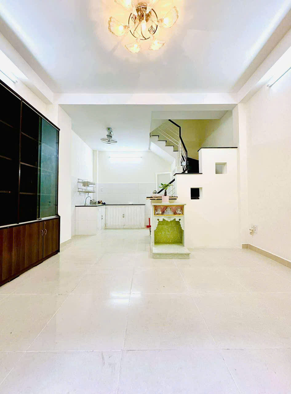6 Tỷ nhỉnh: Nhà Quận 10 – ngay Bệnh Viện 115 – Xe hơi trong nhà 4 Tầng Ngang hơn 4m. VŨ 0933910039