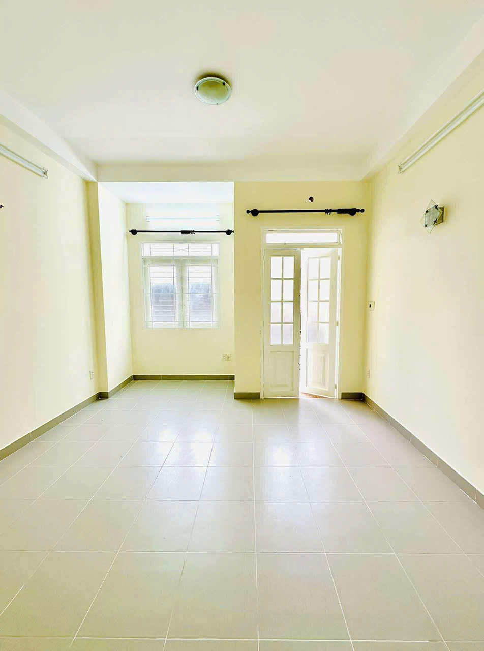 6 Tỷ nhỉnh: Nhà Quận 10 – ngay Bệnh Viện 115 – Xe hơi trong nhà 4 Tầng Ngang hơn 4m. VŨ 0933910039