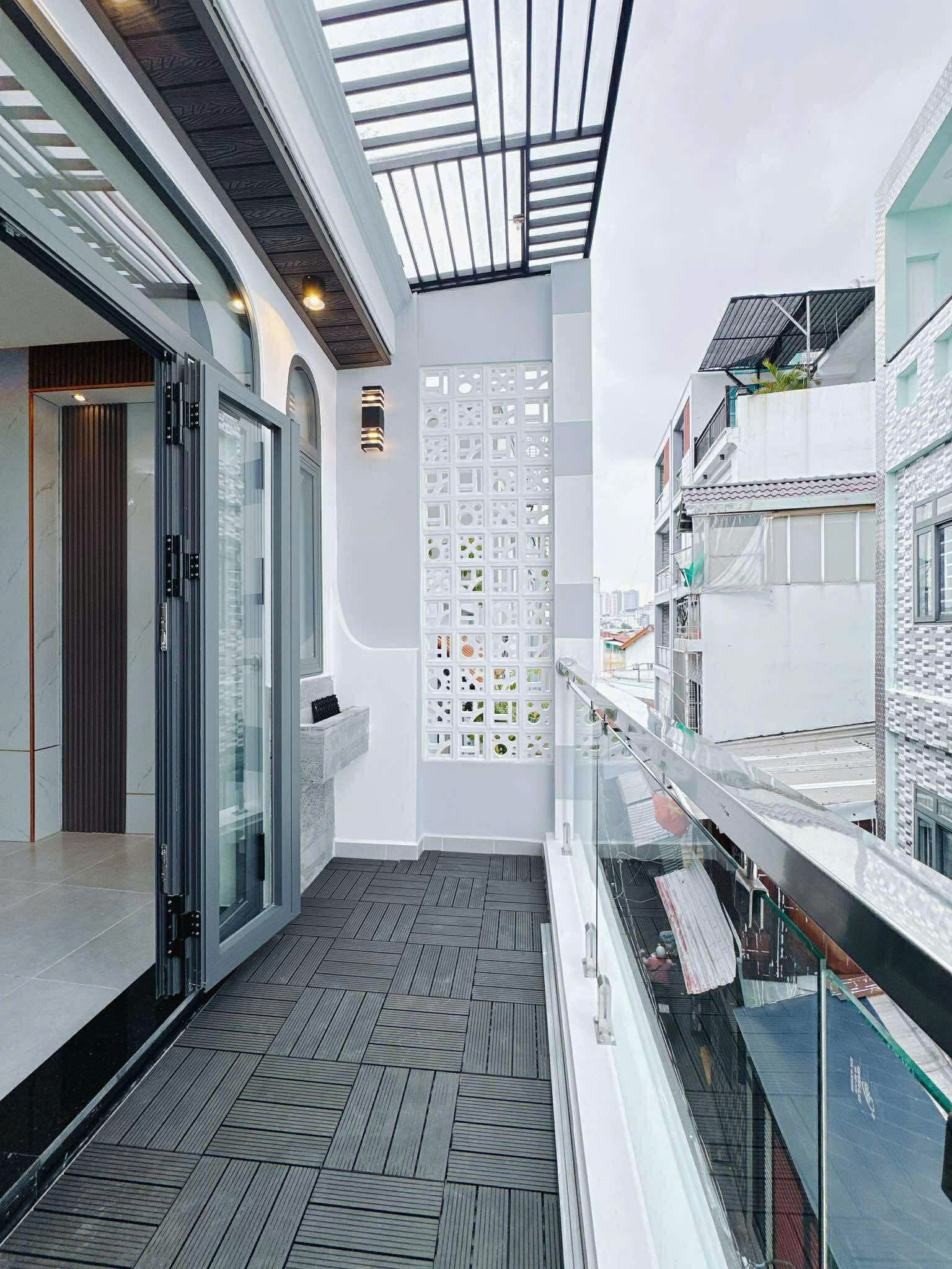 SÁT MẶT TIỀN HOÀNG DIỆU TRUNG TÂM Q4 CÓ 5 TỶ