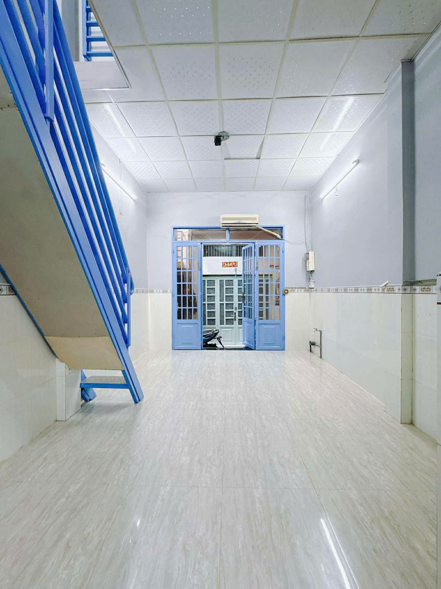 Sát mặt tiền Đường Tôn Đản Ngang 4 Dài 8 m Đúc 2 tấm có 2 tỷ